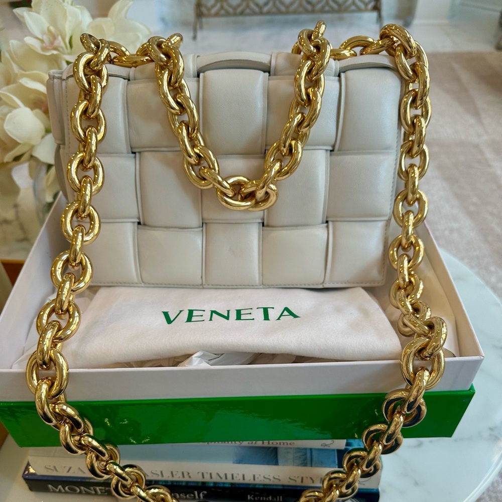 Ivory Bottega Veneta  Chain Cassette Bag. Excellent condition